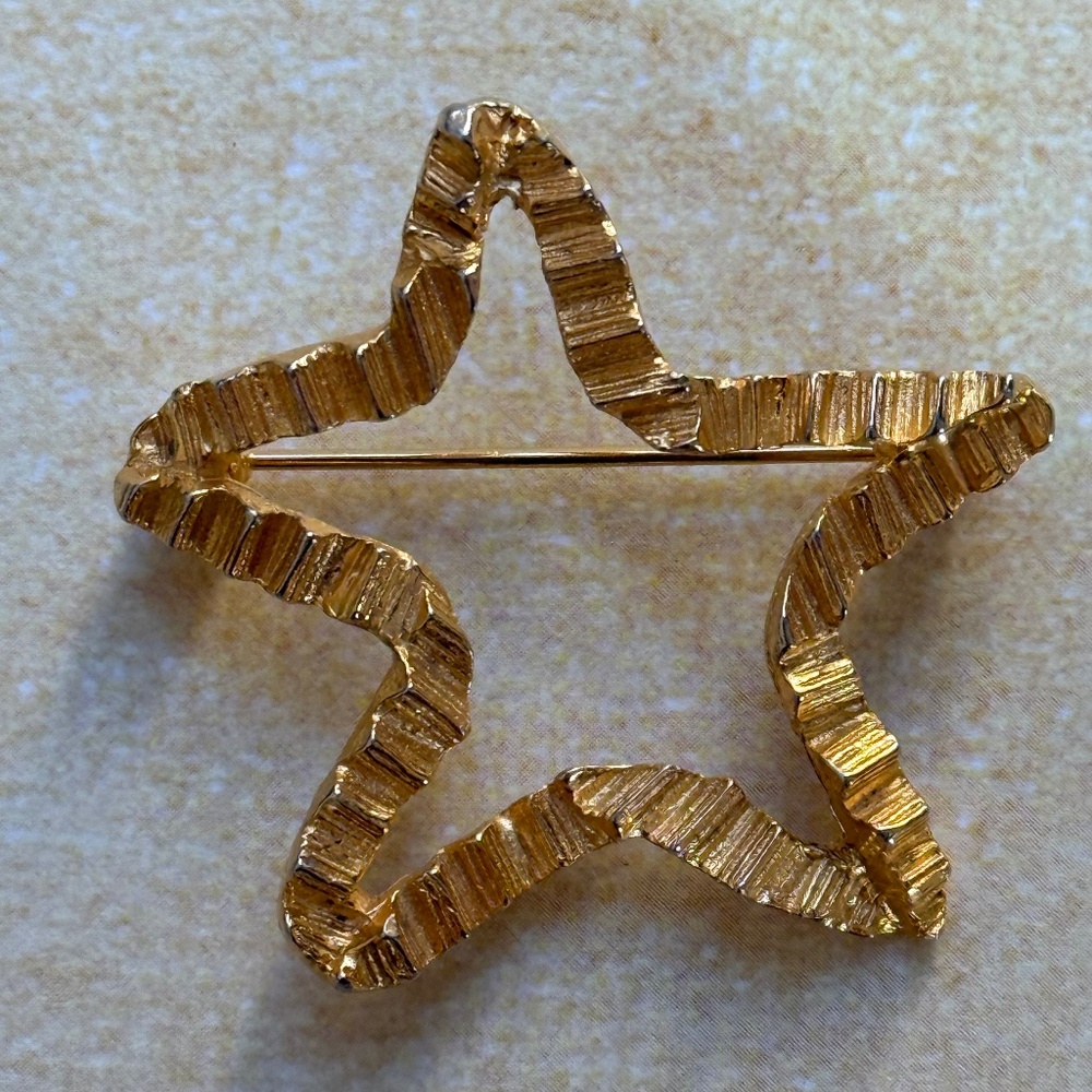 VINTAGE VAN S AUTHENTICS Brooch Cut Out Star Gold Textured MCM